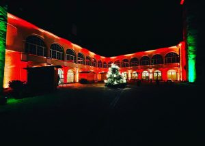 Rote Ambientebeleuchtung auf einem Gebäude