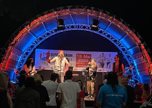 Beleuchtete Rundbogenbühne