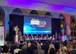 Bühnenbild der Wiener Elektrotage mit sieben Personen auf der Bühne