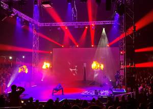 Bühnenshow mit bunten Lichtern