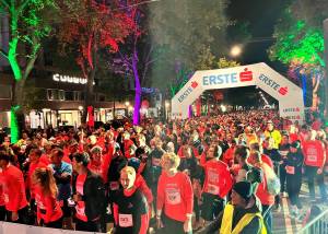 Menschenmasse in roten T-Shirts vor dem "Nightrun"